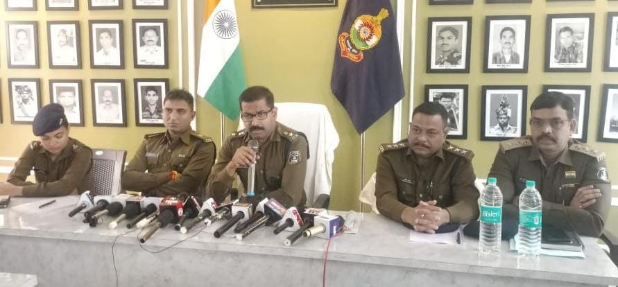 वर्ष 2024 में हुए सालभर के अपराध व उपलब्धियों की जानकारी देते हुए पुलिस अधिकारी। वर्ष 2024 में हुए सालभर के अपराध व उपलब्धियों की जानकारी देते हुए पुलिस अधिकारी।