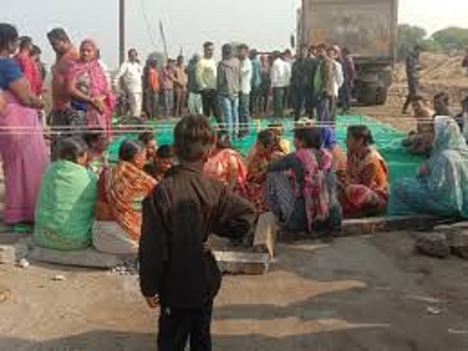 ग्रामीणों ने रेत के डंपरों का परिवहन रोक दिया ग्रामीणों ने रेत के डंपरों का परिवहन रोक दिया