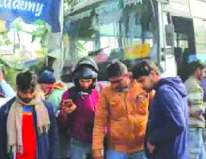 घटनास्थल पर लगी लोगों की भीड़ घटनास्थल पर लगी लोगों की भीड़