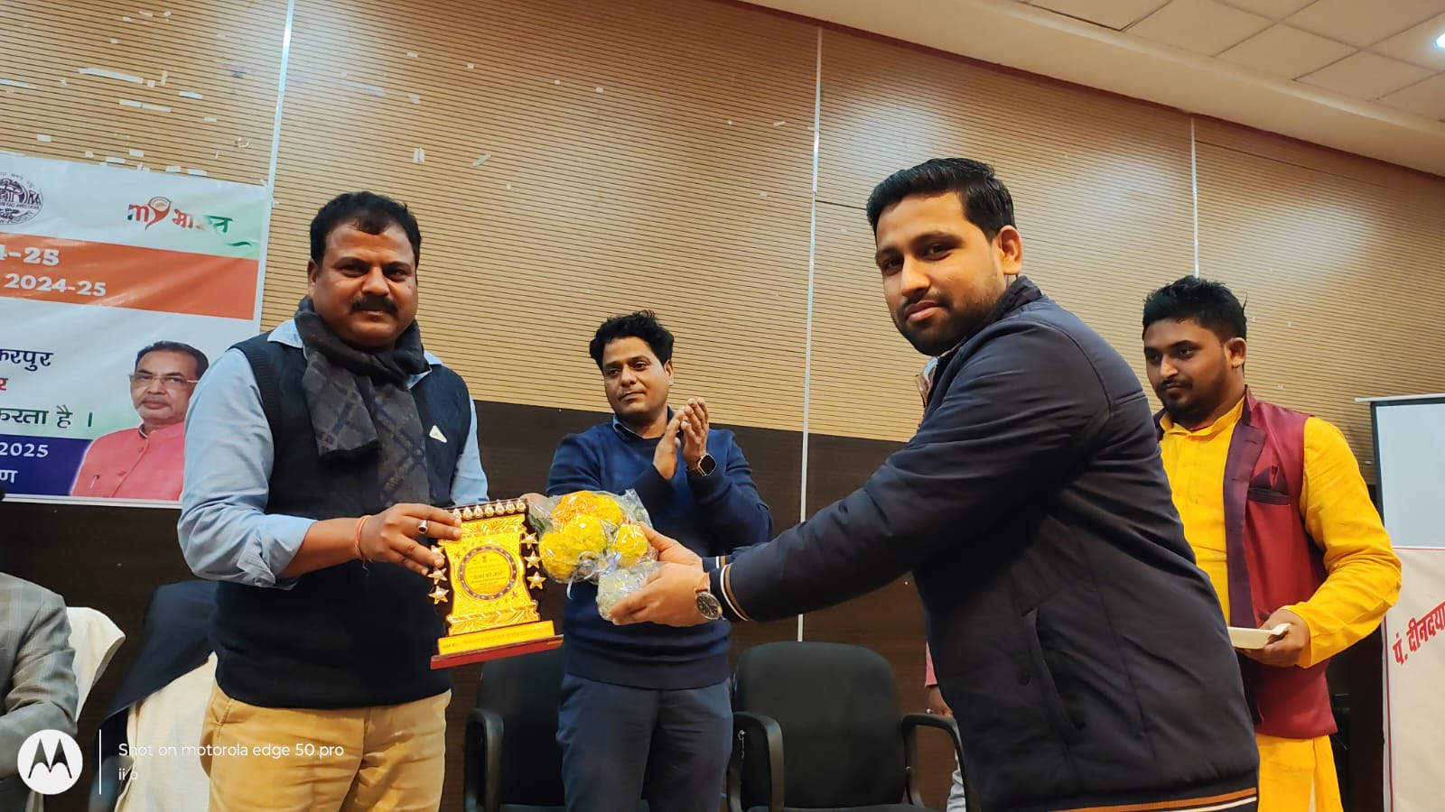 छात्रो व शिक्षको को सम्मानित करते केवीके प्रमुख