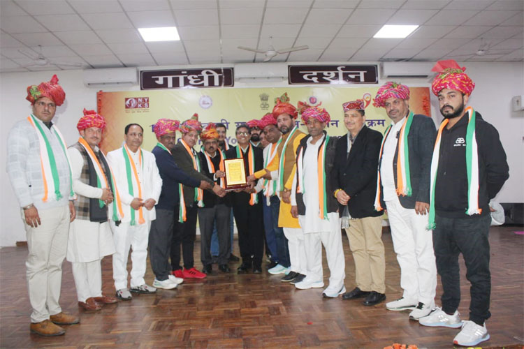 7 Snp-2 सोनीपत: गरीब कल्याण संस्था पिपली के पदाधिकारियो को सम्मानित करते गृह मंत्रालय के अधिकारी 7 Snp-2 सोनीपत: गरीब कल्याण संस्था पिपली के पदाधिकारियो को सम्मानित करते गृह मंत्रालय के अधिकारी