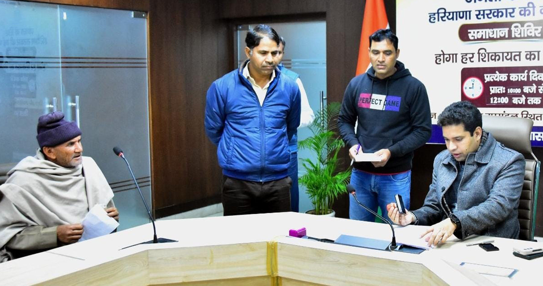 फोटो नंबर-01: गुरुग्राम नगर निगम में शिकायतें सुनते निगमायुक्त अशोक कुमार गर्ग। फोटो नंबर-01: गुरुग्राम नगर निगम में शिकायतें सुनते निगमायुक्त अशोक कुमार गर्ग।