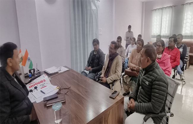अधिकारियों की बैठक लेते एसडीएम मनोज कुमार। अधिकारियों की बैठक लेते एसडीएम मनोज कुमार।