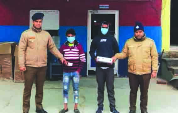पुलिस गिरफ्त में आरोपित पुलिस गिरफ्त में आरोपित