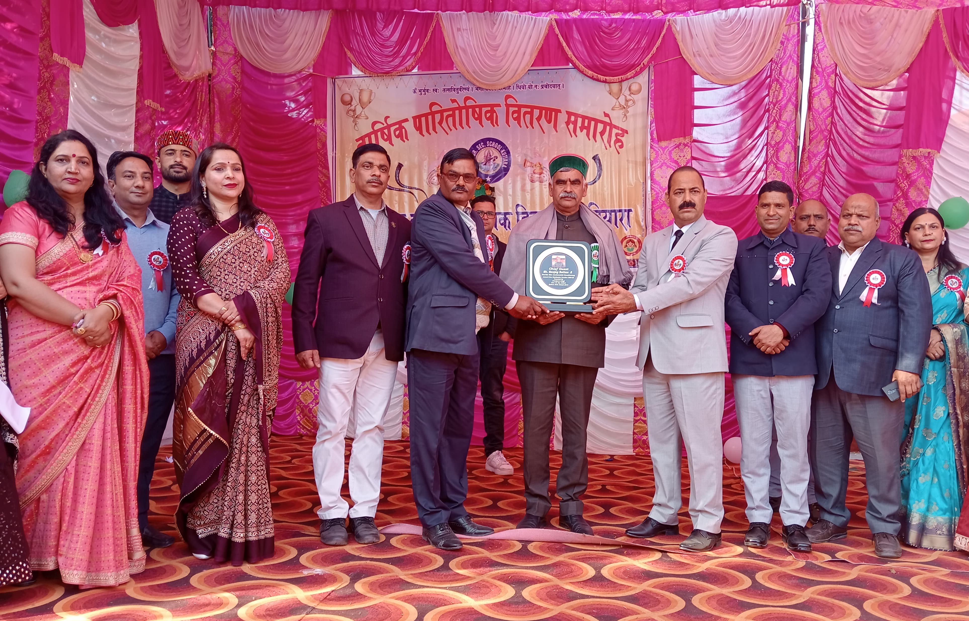 वार्षिक पारितोषिक वितरण समारोह के दौरान विधायक संजय रत्न और अन्य। वार्षिक पारितोषिक वितरण समारोह के दौरान विधायक संजय रत्न और अन्य।