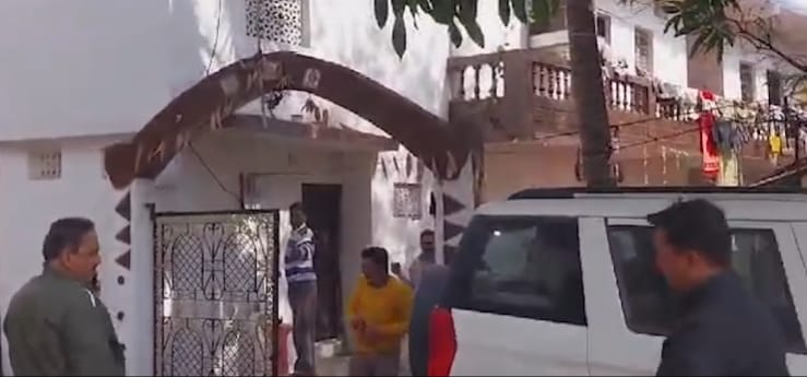 चोरी की बिजली से रोशन बंगले में विजलेंस टीम ने मारा छापा चोरी की बिजली से रोशन बंगले में विजलेंस टीम ने मारा छापा