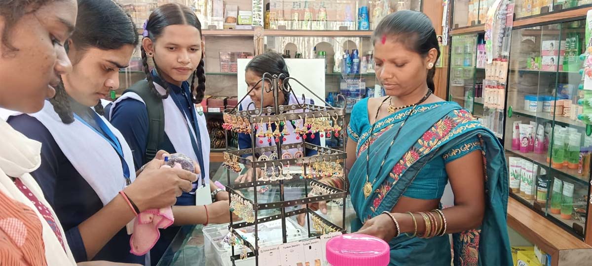इश्वरी मरकाम  फैंसी दुकान संचालन करती