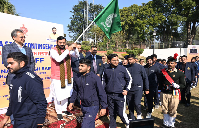 हरियाणा के मुख्यमंत्री नायब सैनी चंडीगढ़ से युवाओं काे रवाना करते हुए हरियाणा के मुख्यमंत्री नायब सैनी चंडीगढ़ से युवाओं काे रवाना करते हुए