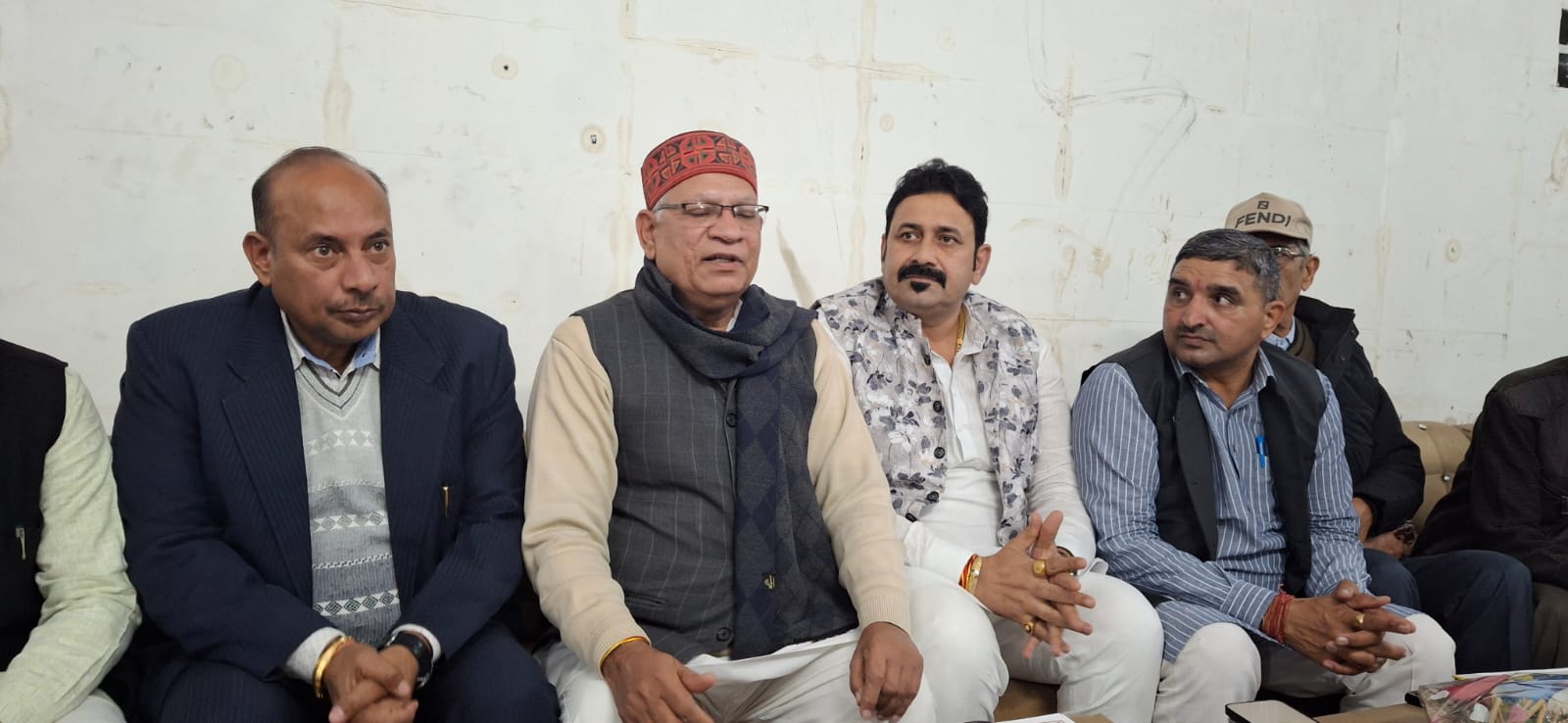 प्रेस वार्ता में प्रतिमा अनावरण कार्यक्रम की जानकारी देते डॉ अशोक दीक्षित और अन्य प्रेस वार्ता में प्रतिमा अनावरण कार्यक्रम की जानकारी देते डॉ अशोक दीक्षित और अन्य