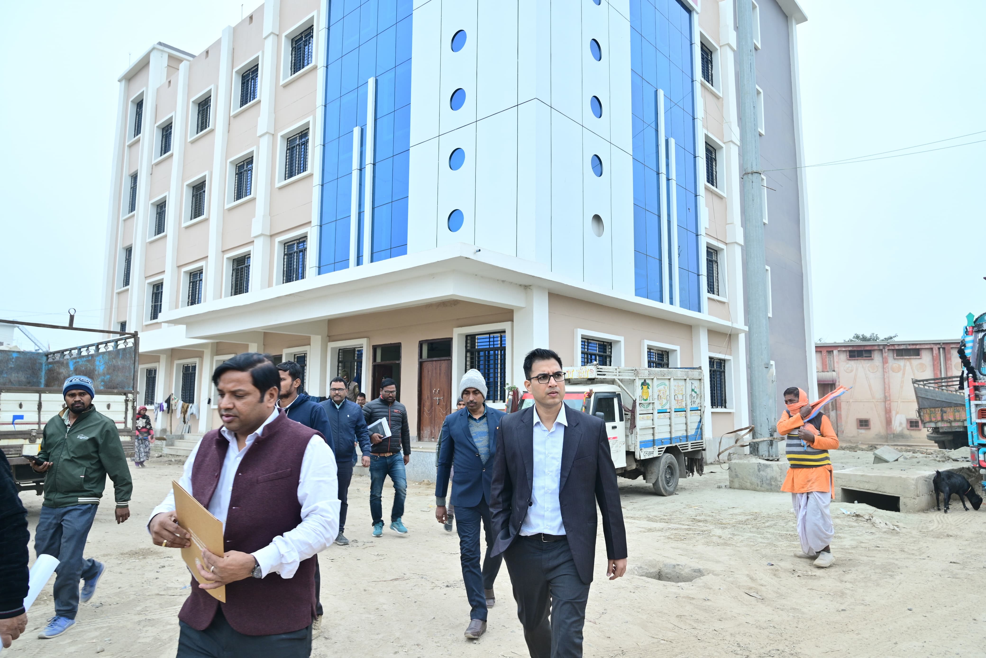 बाजार समिति के निर्माण कार्य का निरीक्षण करते डीएम बाजार समिति के निर्माण कार्य का निरीक्षण करते डीएम