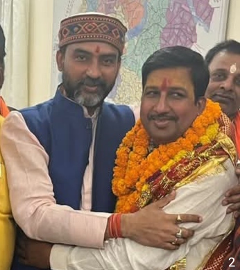 संतोष को बधाई देते अर्जित संतोष को बधाई देते अर्जित