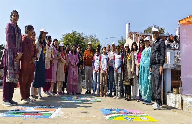 प्रतियोगिता का अवलोकन करते महाविद्यालय स्टाफ। प्रतियोगिता का अवलोकन करते महाविद्यालय स्टाफ।