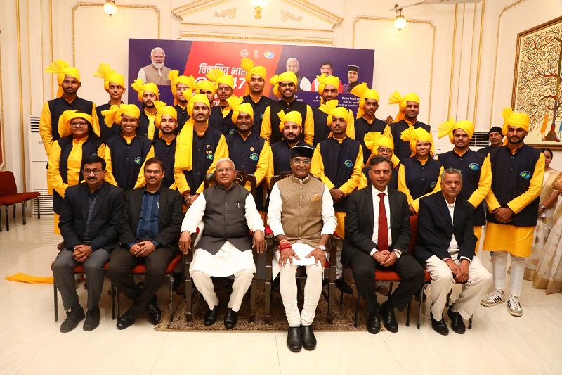 राज्यपाल मंगुभाई पटेल का नई दिल्ली में होने वाले कार्यक्रम के लिए चयनित युवा प्रतिभागियों के साथ समूह चित्र। राज्यपाल मंगुभाई पटेल का नई दिल्ली में होने वाले कार्यक्रम के लिए चयनित युवा प्रतिभागियों के साथ समूह चित्र।
