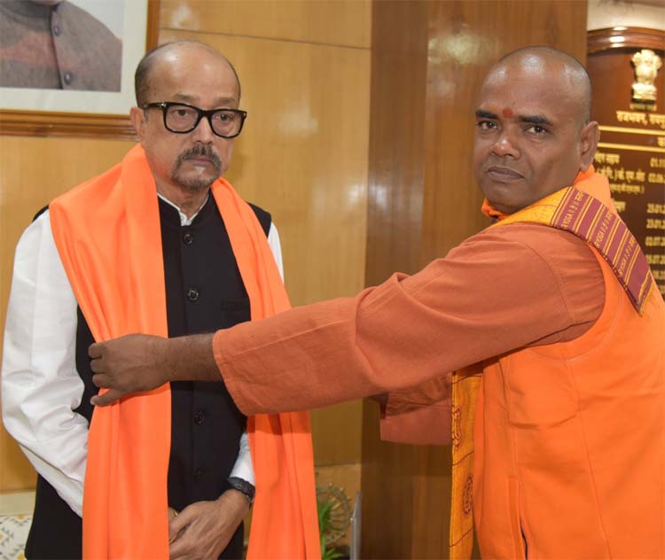 राज्यपाल रमेन डेका से योगाचार्य स्वामी स्वयंभू सरस्वती ने की भेंट राज्यपाल रमेन डेका से योगाचार्य स्वामी स्वयंभू सरस्वती ने की भेंट