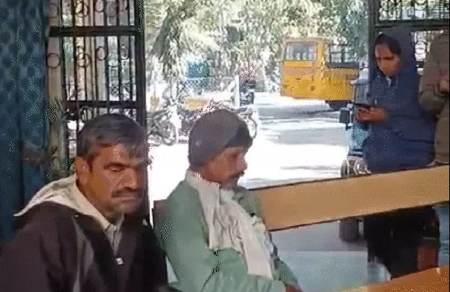 बीएड के छात्र ने फांसी लगाकर आत्महत्या करने के बाद परिजन बीएड के छात्र ने फांसी लगाकर आत्महत्या करने के बाद परिजन