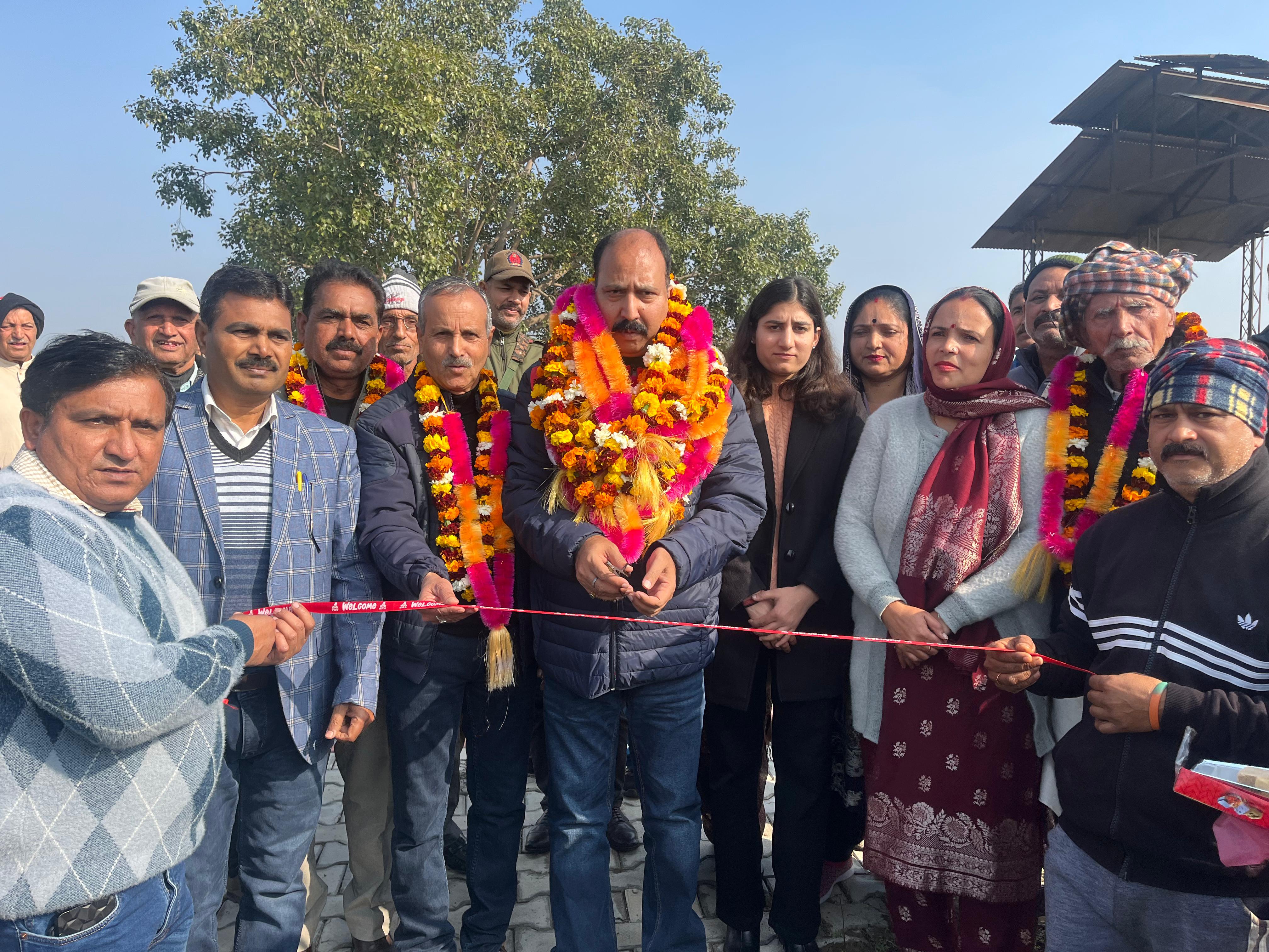 विधायक राजीव ने कर्मचारियों और ठेकेदार को कार्यों के निष्पादन में गुणवत्ता सुनिश्चित करने के लिए किया प्रेरित विधायक राजीव ने कर्मचारियों और ठेकेदार को कार्यों के निष्पादन में गुणवत्ता सुनिश्चित करने के लिए किया प्रेरित