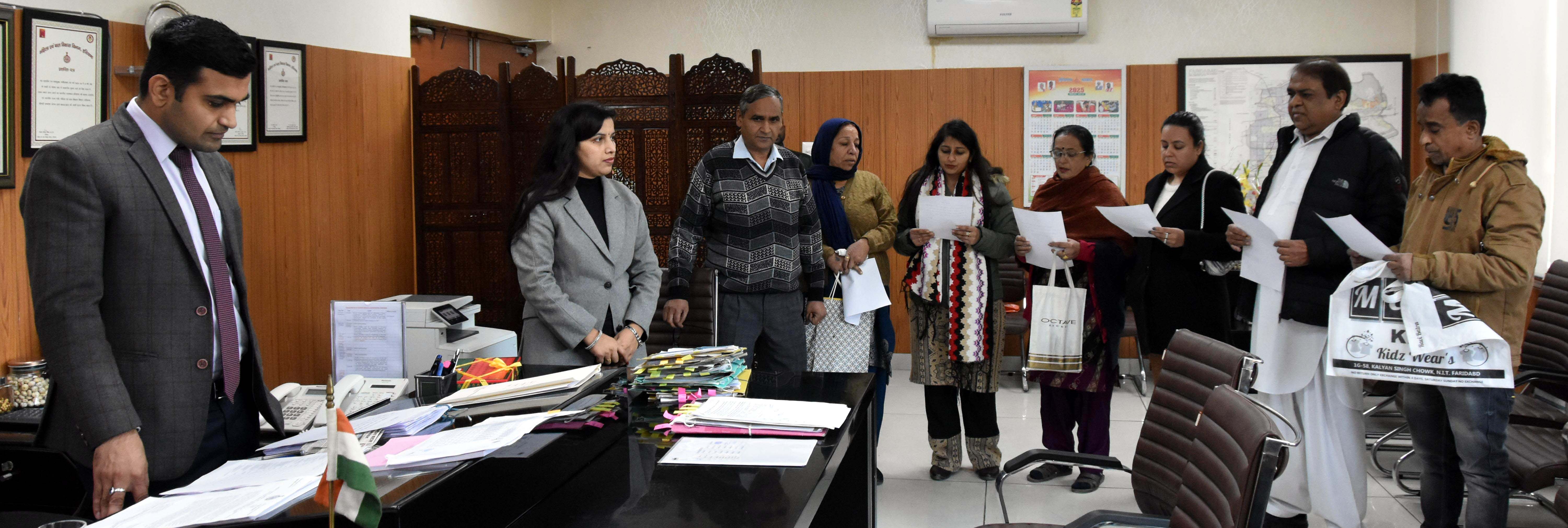फरीदाबाद में अफगानिस्तान व पाकिस्तान के लोगों को भारतीय नागरिकता की शपथ दिलाते डीसी विक्रम सिंह।