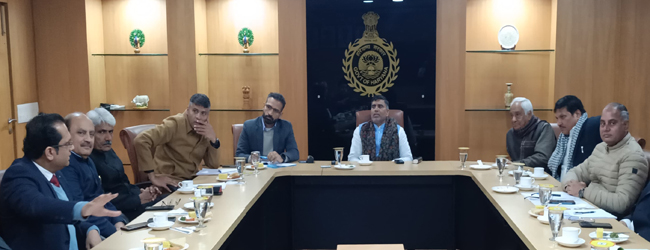 हरियाणा के शिक्षा मंत्री अधिकारियाें की बैठक लेते हुए हरियाणा के शिक्षा मंत्री अधिकारियाें की बैठक लेते हुए