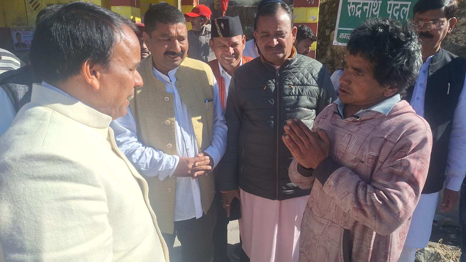 गोपेश्वर के सगर गंगोल गांव में जनता के मिलते हुए प्रभारी मंत्री। गोपेश्वर के सगर गंगोल गांव में जनता के मिलते हुए प्रभारी मंत्री।