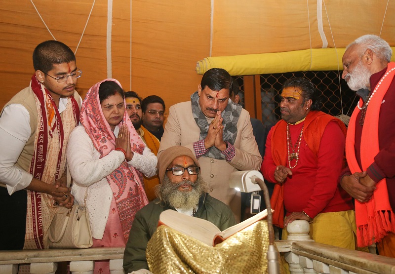 गुरू शरणानंद जी के आश्रम में मुख्यमंत्री गुरू शरणानंद जी के आश्रम में मुख्यमंत्री