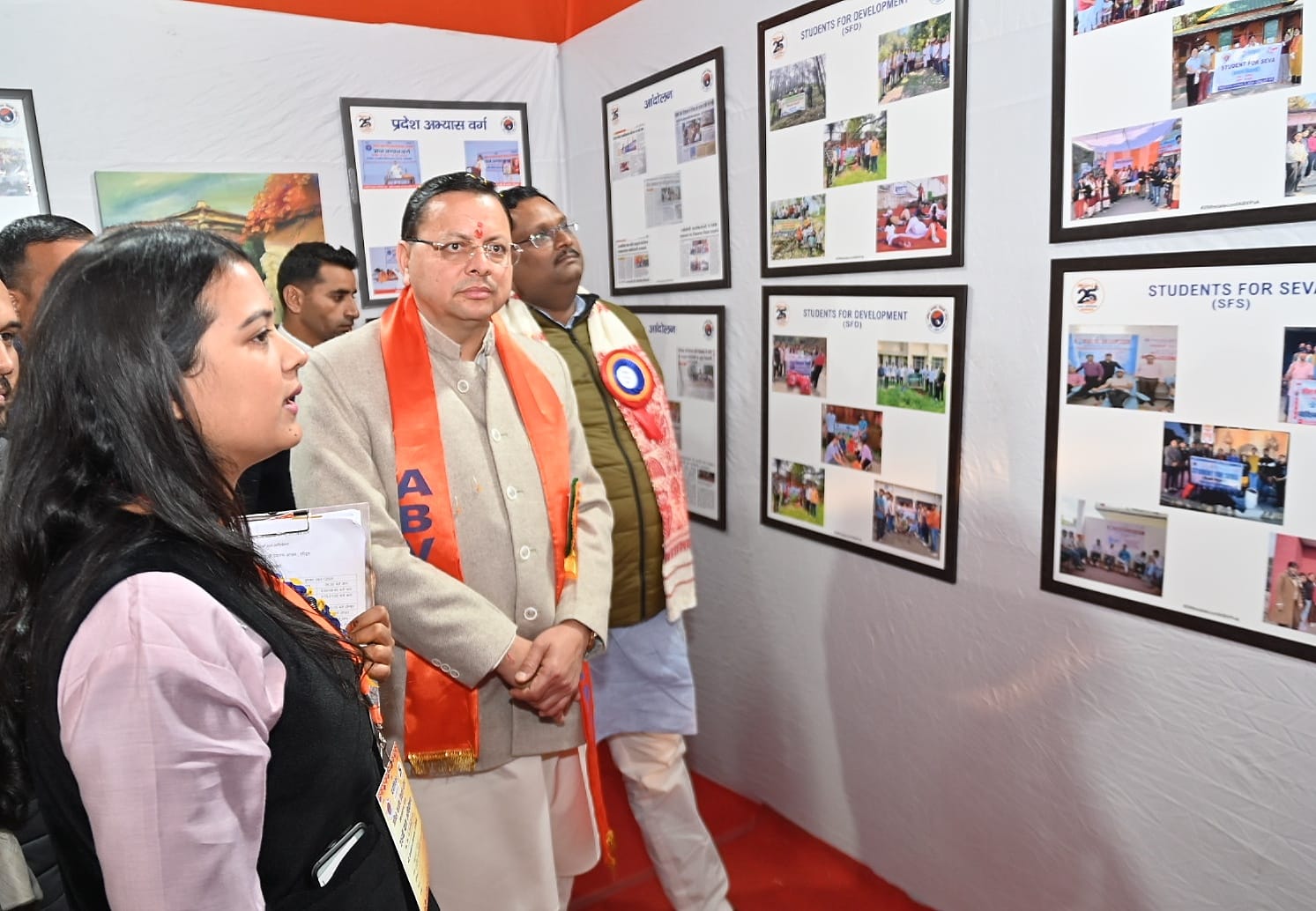 प्रदर्शनी का अवलोकन करते मुख्यमंत्री प्रदर्शनी का अवलोकन करते मुख्यमंत्री