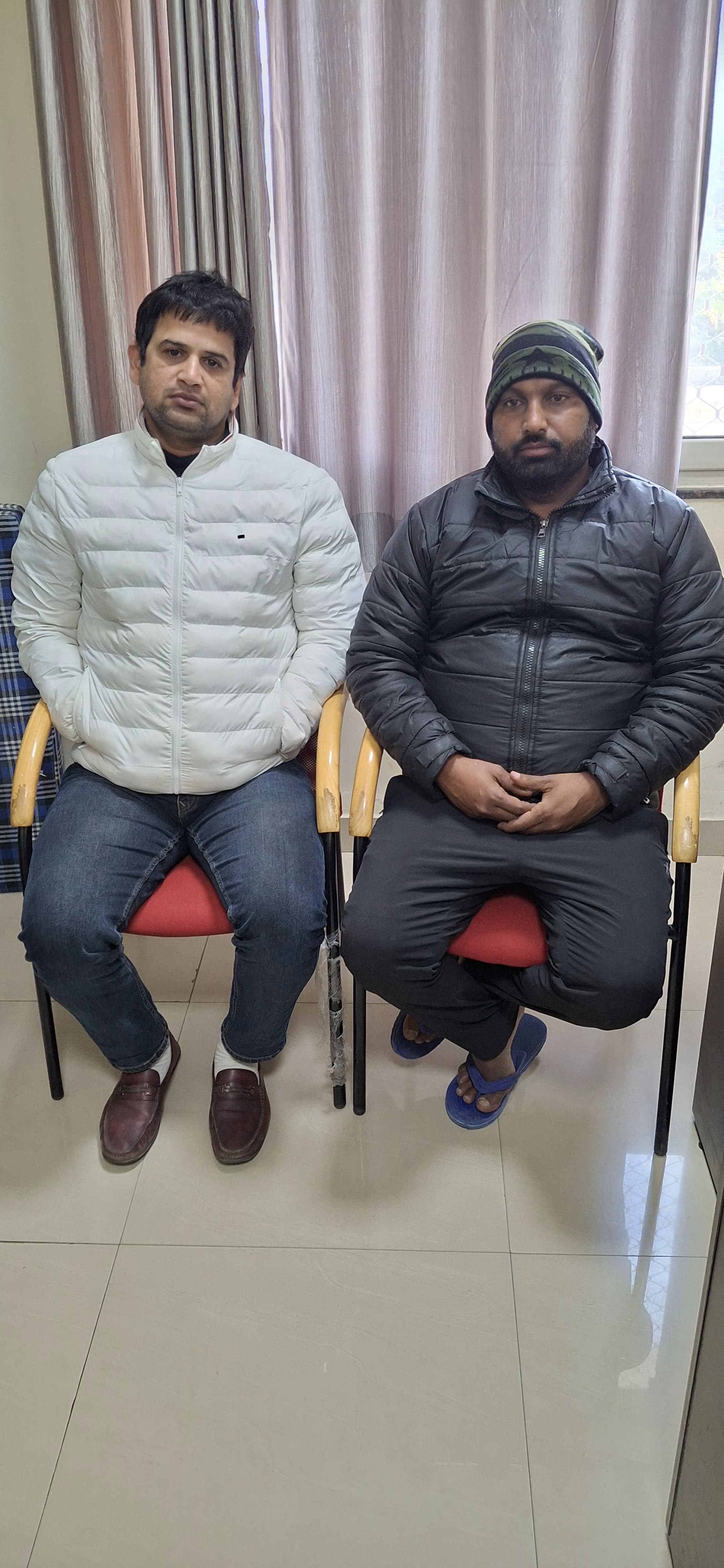 नगर निगम का राजस्व अधिकारी एवं दलाल तीन लाख रुपये की रिश्वत लेते गिरफ्तार नगर निगम का राजस्व अधिकारी एवं दलाल तीन लाख रुपये की रिश्वत लेते गिरफ्तार