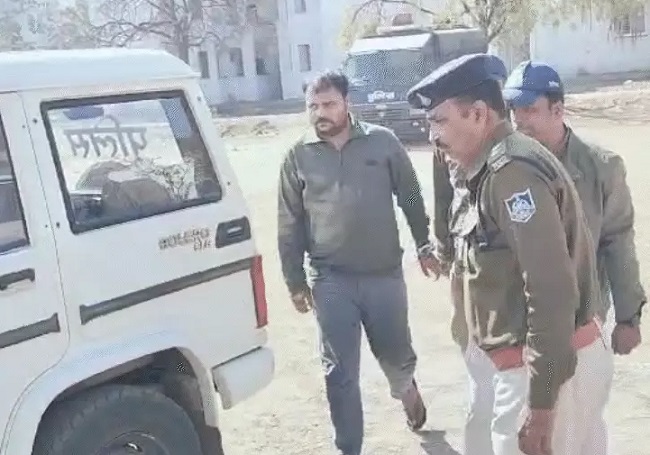 घर में खाना बनाने वाले दिलीप सिंह शेखावत को गिरफ्तार घर में खाना बनाने वाले दिलीप सिंह शेखावत को गिरफ्तार