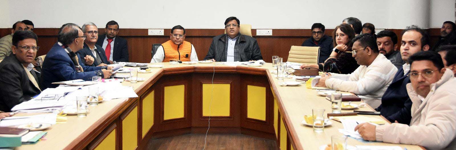 हरियाणा के शहरी स्थानीय निकाय मंत्री विपुल गोयल अधिकारियों की बैठक लेते हुए हरियाणा के शहरी स्थानीय निकाय मंत्री विपुल गोयल अधिकारियों की बैठक लेते हुए