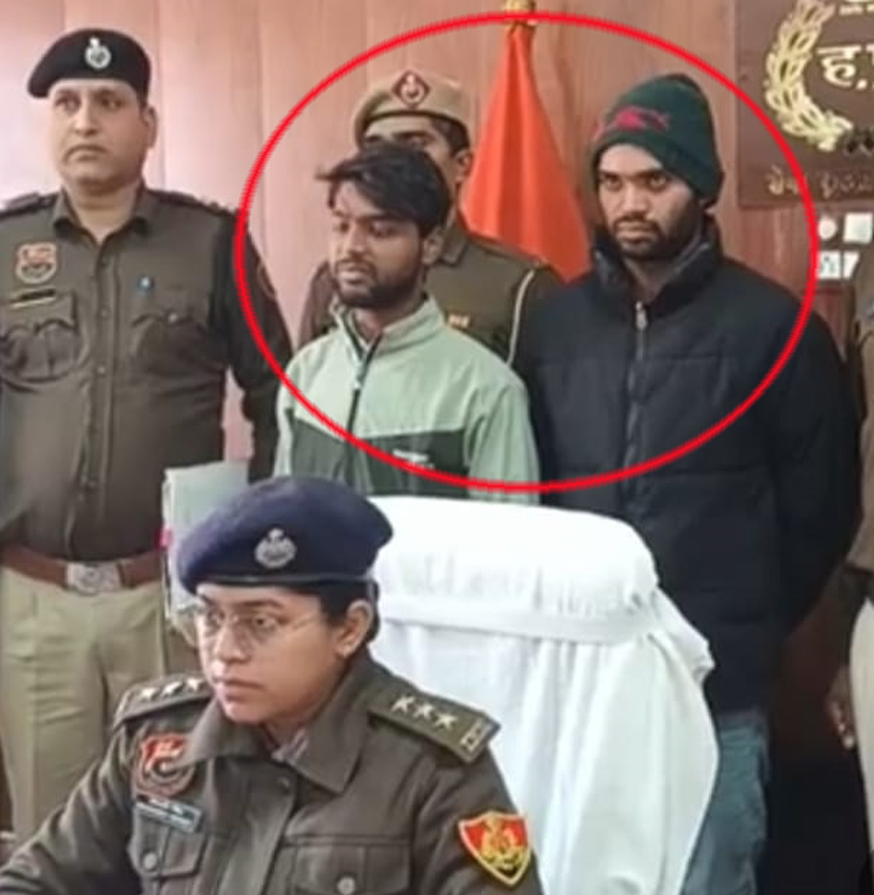 फोटो नंबर-03: पुलिस गिरफ्त में फर्जीवाड़े के आरोपी। फोटो नंबर-03: पुलिस गिरफ्त में फर्जीवाड़े के आरोपी।