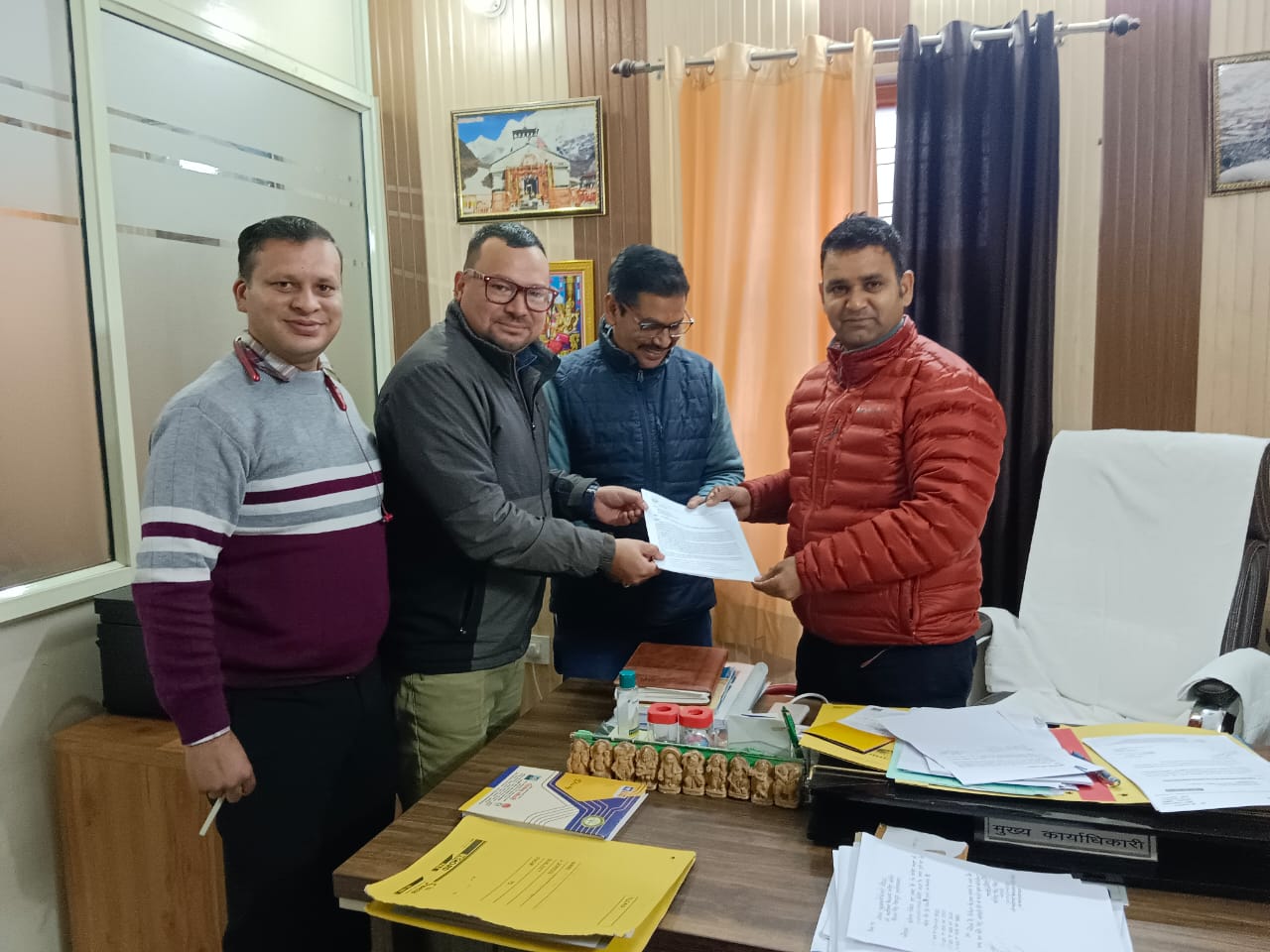 बदरी-केदार संयुक्त कर्मचारी संघ का शिष्टमंडल बीकेटीसी मुख्य कार्याधिकारी से भेंट करते। बदरी-केदार संयुक्त कर्मचारी संघ का शिष्टमंडल बीकेटीसी मुख्य कार्याधिकारी से भेंट करते।