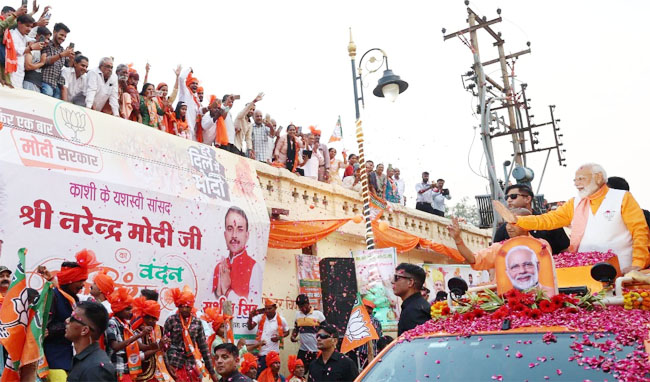 विशाखापत्तनम में रोड शो करते प्रधानमंत्री नरेन्द्र मोदी और सड़क पर उमड़ा जनसैलाब। विशाखापत्तनम में रोड शो करते प्रधानमंत्री नरेन्द्र मोदी और सड़क पर उमड़ा जनसैलाब।