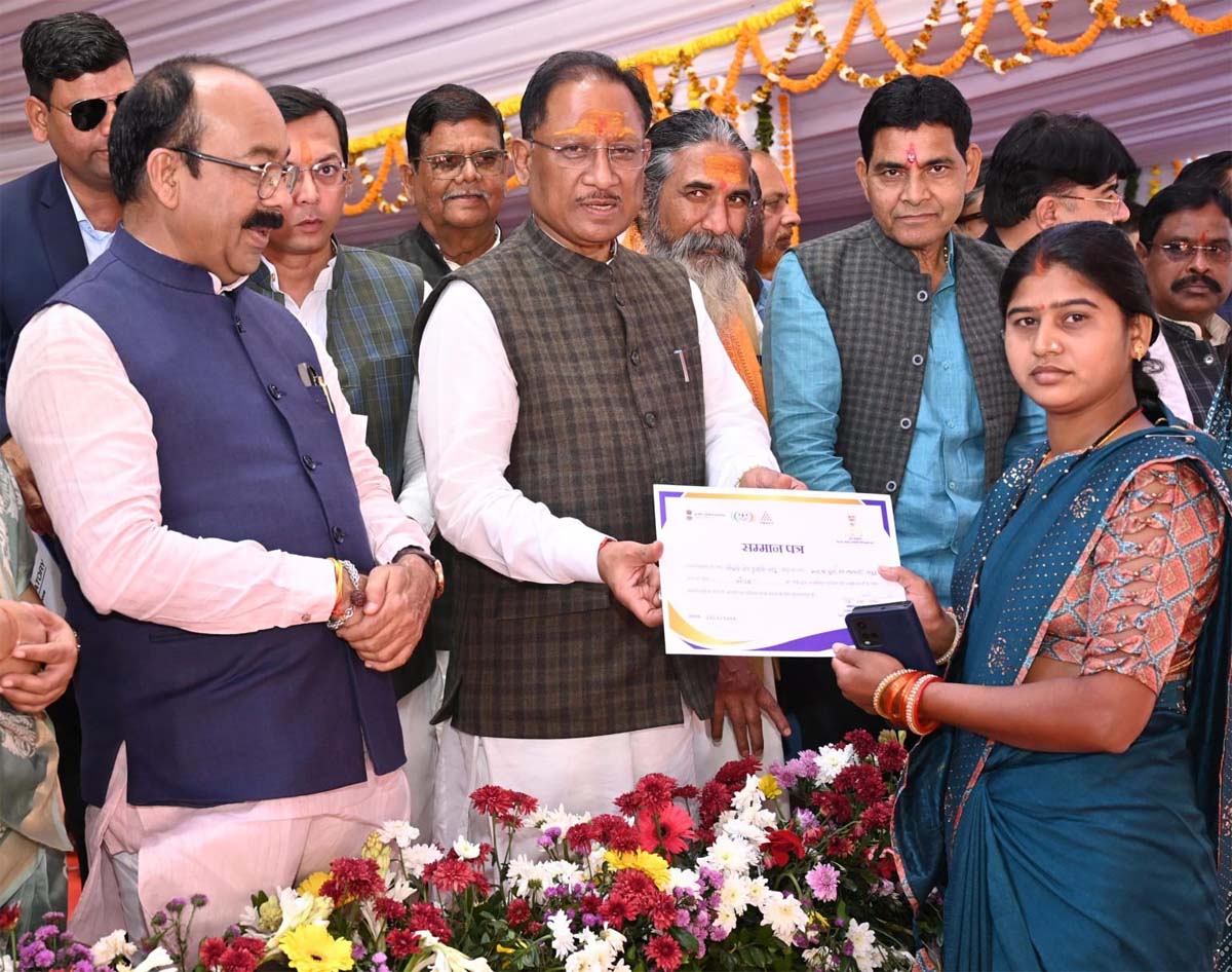 मुख्यमंत्री साय विभिन्न योजनाओं के हितग्राहियों को हितग्राहीमूलक सामग्री व पत्र वितरण करते