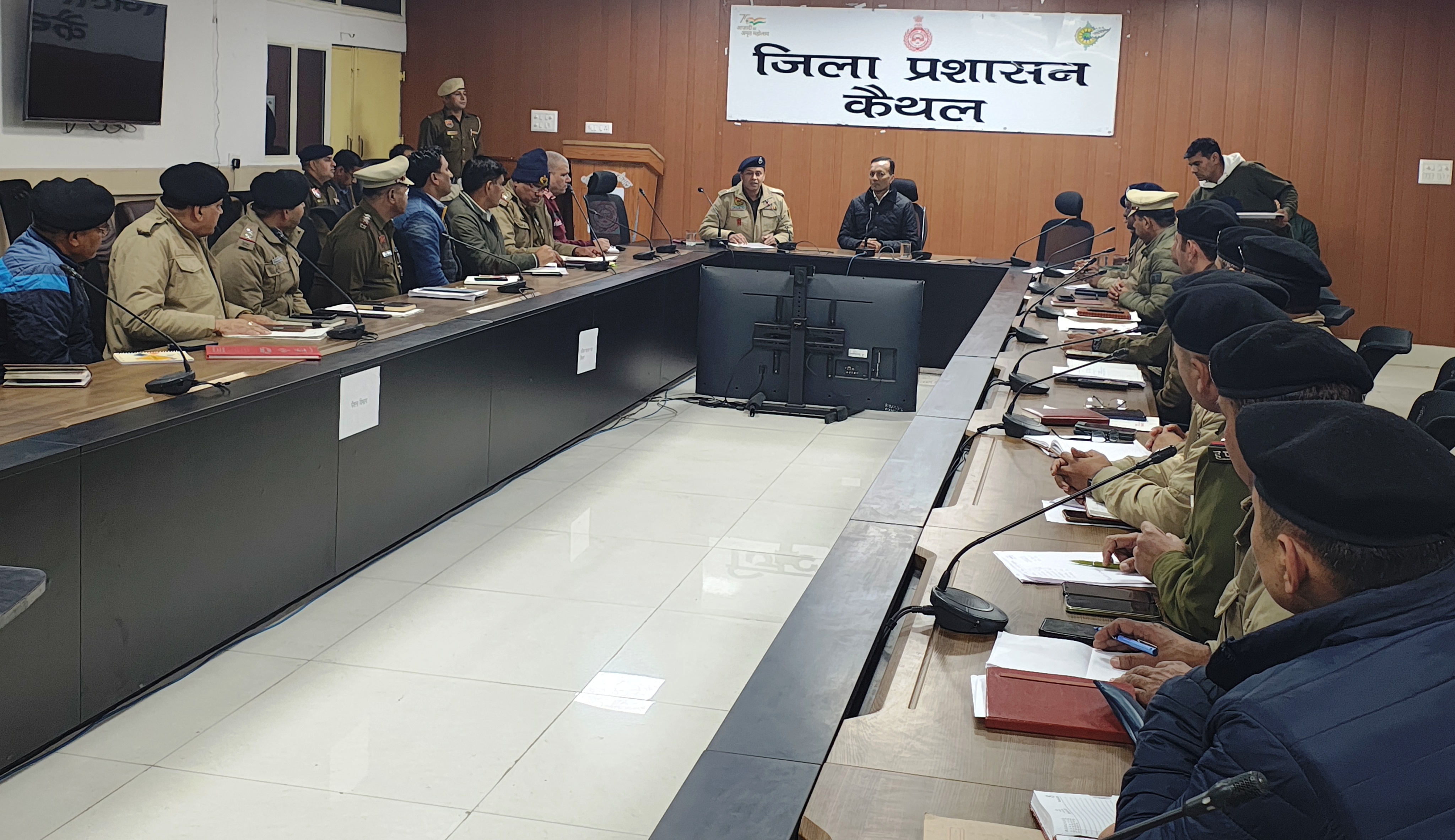 पुलिस अधिकारियों और कर्मचारियों की बैठक लेते हुए सांसद नहीं जिंदल पुलिस अधिकारियों और कर्मचारियों की बैठक लेते हुए सांसद नहीं जिंदल