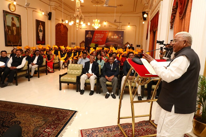 राजभवन में संबोधित करते हुए राज्यपाल मंगुभाई पटेल राजभवन में संबोधित करते हुए राज्यपाल मंगुभाई पटेल