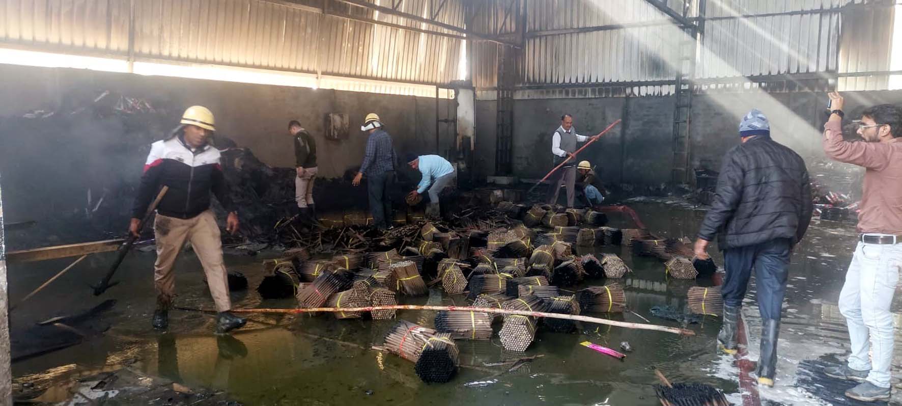गोदाम के अंदर बचाव में जुटे कर्मचारी। गोदाम के अंदर बचाव में जुटे कर्मचारी।