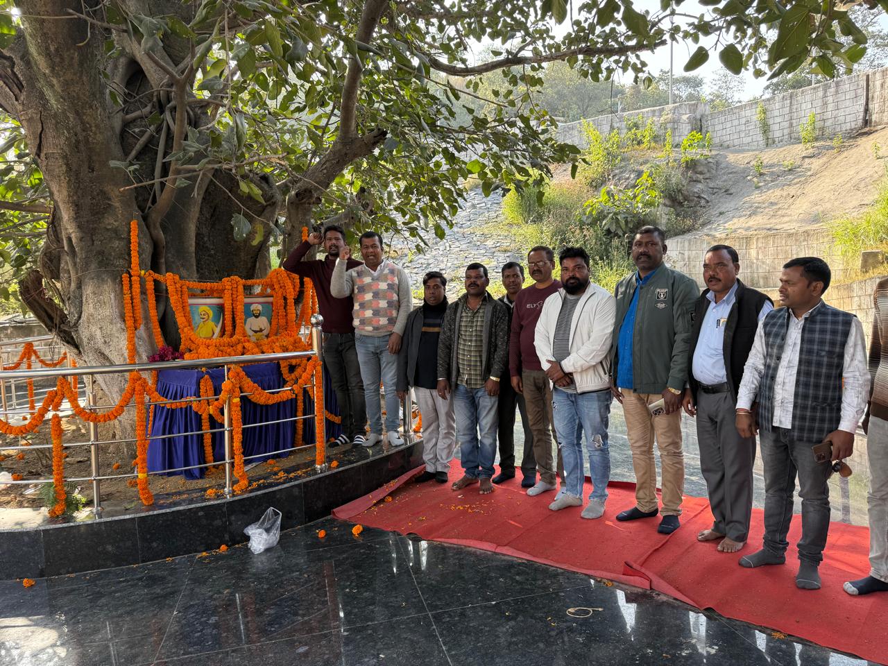 श्रद्धांजलि सभा में शामिल लोग श्रद्धांजलि सभा में शामिल लोग
