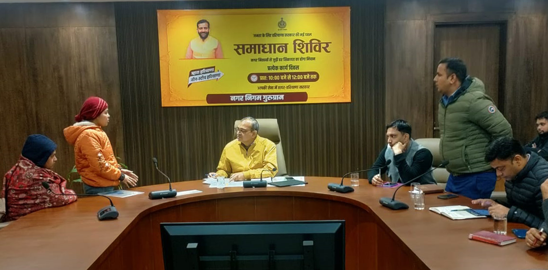 फोटो नंबर-04: गुरुग्राम नगर निगम में समाधान शिविर में शिकायतें सुनते निगमायुक्त अशोक कुमार गर्ग। फोटो नंबर-04: गुरुग्राम नगर निगम में समाधान शिविर में शिकायतें सुनते निगमायुक्त अशोक कुमार गर्ग।