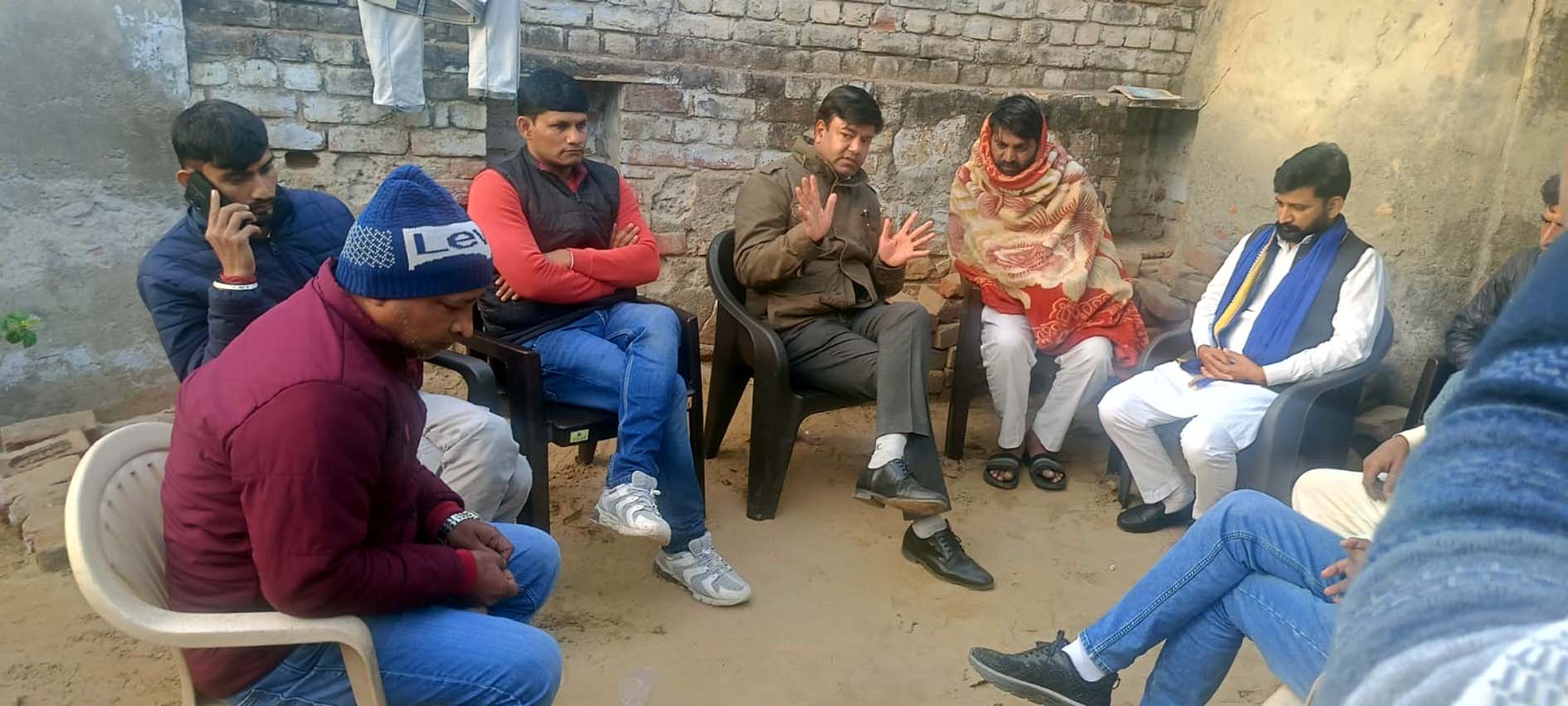 पीड़ित परिवार से मुलाकात करते रजत कल्सन एवं अन्य पदाधिकारी। पीड़ित परिवार से मुलाकात करते रजत कल्सन एवं अन्य पदाधिकारी।