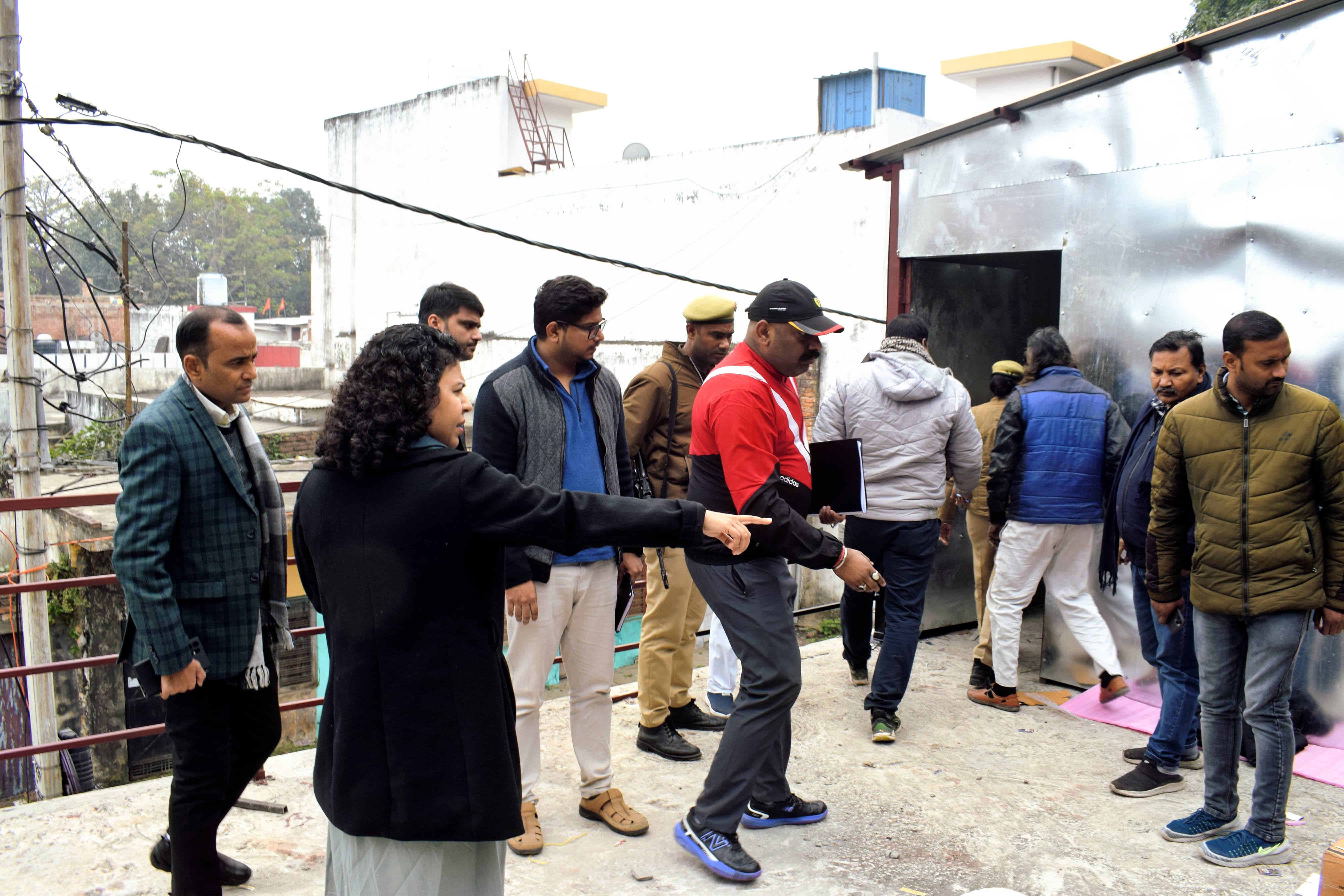परिषदीय विद्यालय में खेल मैदान का निरीक्षण करते डीएम व सीडीओ परिषदीय विद्यालय में खेल मैदान का निरीक्षण करते डीएम व सीडीओ