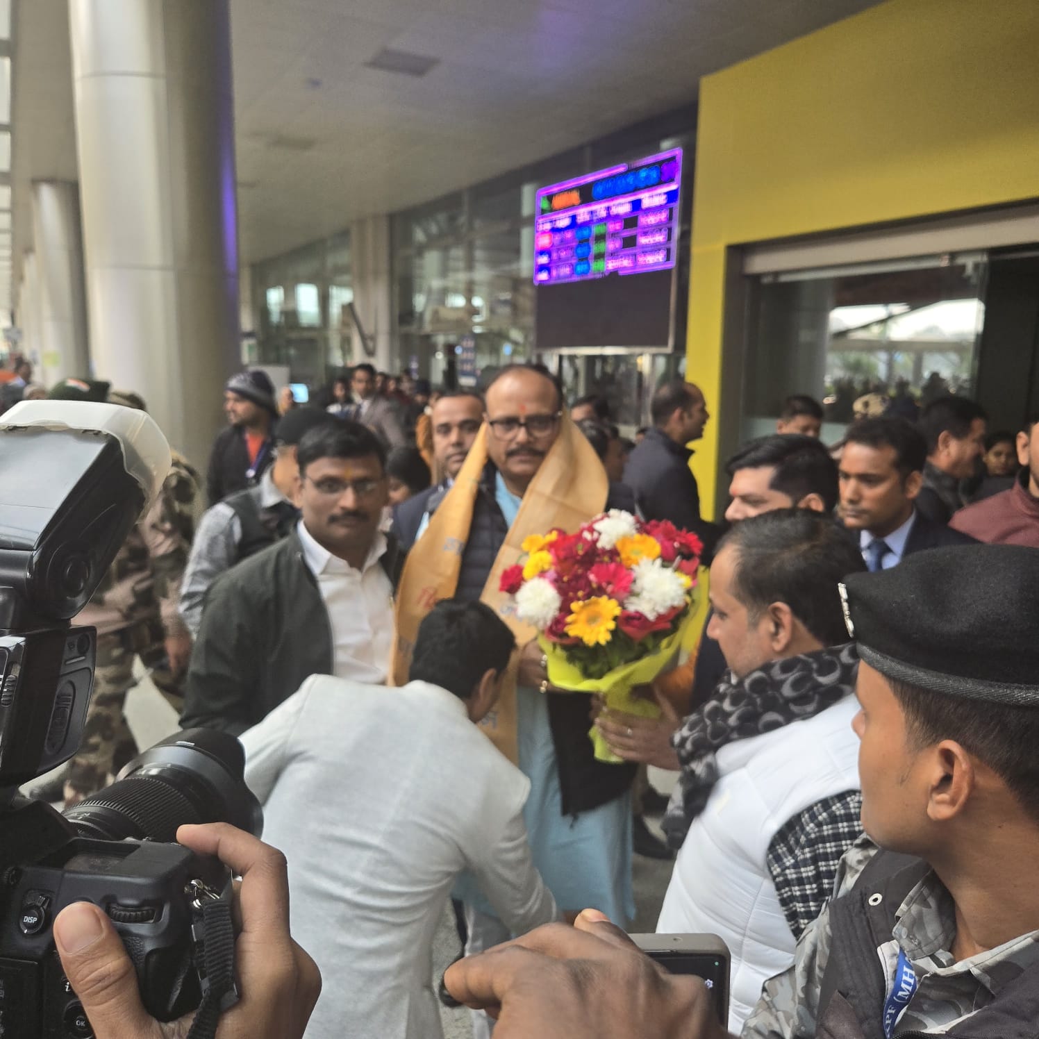 प्रदेश के उपमुख्यमंत्री बाबतपुर एयरपोर्ट पर प्रदेश के उपमुख्यमंत्री बाबतपुर एयरपोर्ट पर