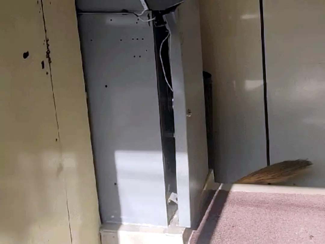 टूटे एटीएम की तस्वीर टूटे एटीएम की तस्वीर