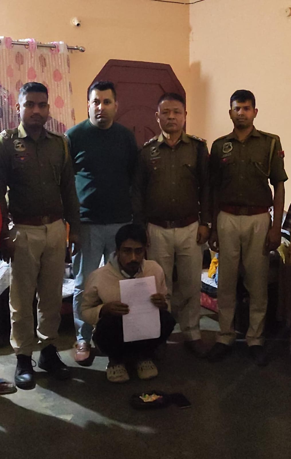 गुवाहाटी में एसटीएफ की छापेमारी में बरामद 62.81 ग्राम हेरोइन के साथ गिरफ्तार दो तस्करों की तस्वीर। गुवाहाटी में एसटीएफ की छापेमारी में बरामद 62.81 ग्राम हेरोइन के साथ गिरफ्तार दो तस्करों की तस्वीर।