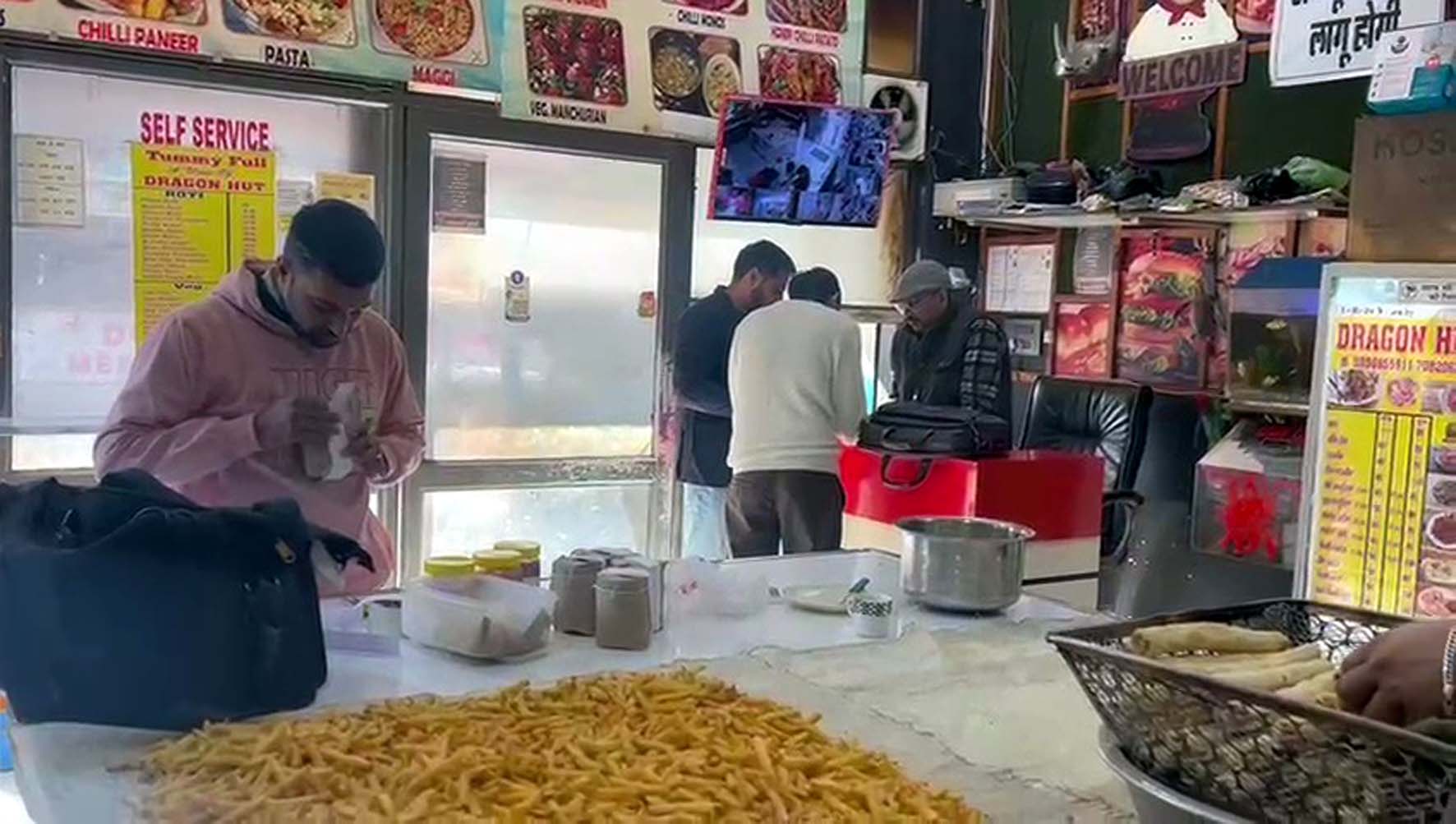 ड्रेगन हट फास्ट फूड सेंटर पर सैंपल लेते खाद्य सुरक्षा विभाग के कर्मचारी। ड्रेगन हट फास्ट फूड सेंटर पर सैंपल लेते खाद्य सुरक्षा विभाग के कर्मचारी।