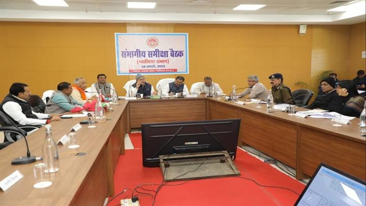 ग्वालियर संभाग के विकास कार्यों की समीक्षा करते हुए एसीएस ग्वालियर संभाग के विकास कार्यों की समीक्षा करते हुए एसीएस