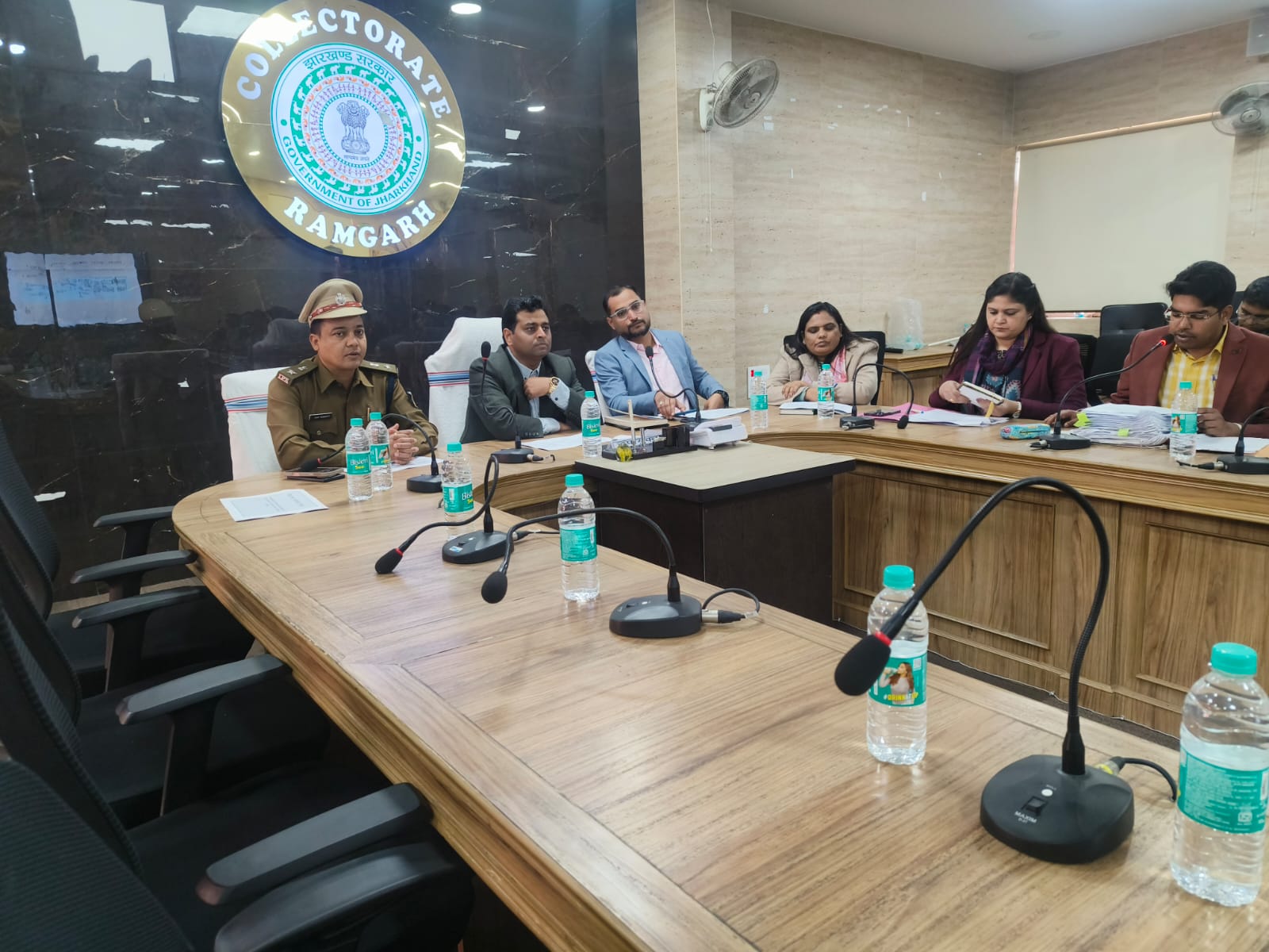 बैठक में शामिल अधिकारी बैठक में शामिल अधिकारी