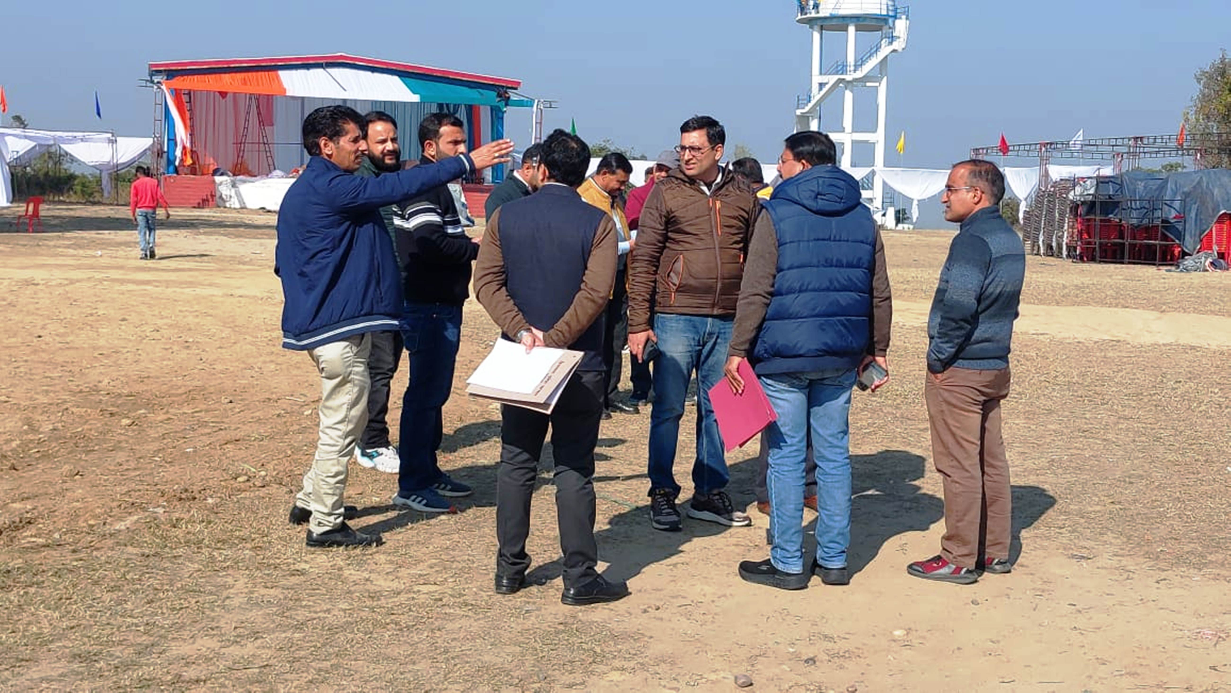 समारोह स्थल का निरीक्षण करते। समारोह स्थल का निरीक्षण करते।