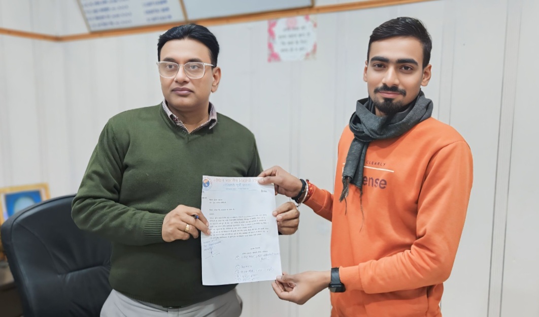 प्राचार्य को ज्ञापन सौपते छात्र नेता प्राचार्य को ज्ञापन सौपते छात्र नेता