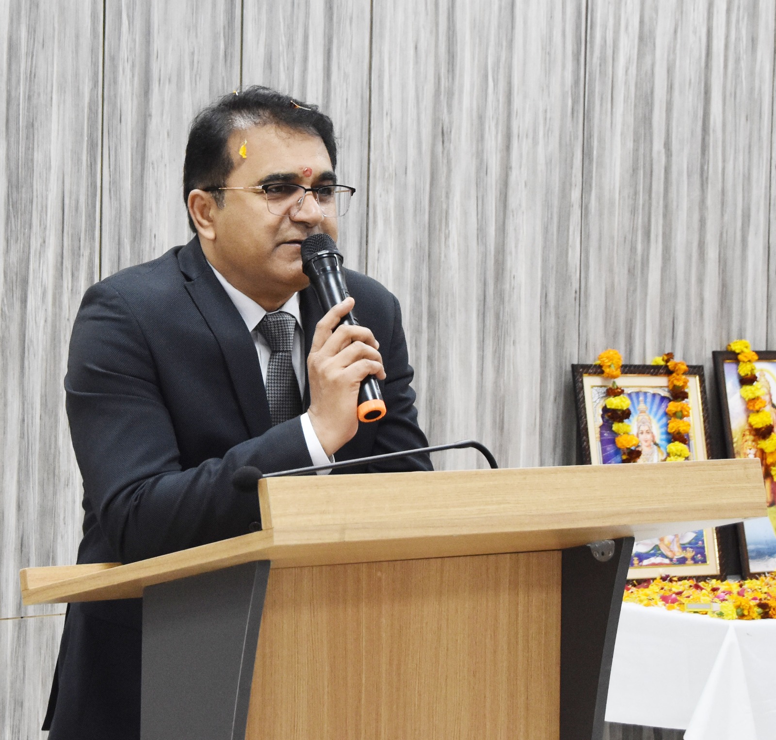 जिला उपायुक्त ड़ॉ हरेष्ठ कुमार वशिष्ठ कार्यक्रम में सम्बोधित करते हुए जिला उपायुक्त ड़ॉ हरेष्ठ कुमार वशिष्ठ कार्यक्रम में सम्बोधित करते हुए
