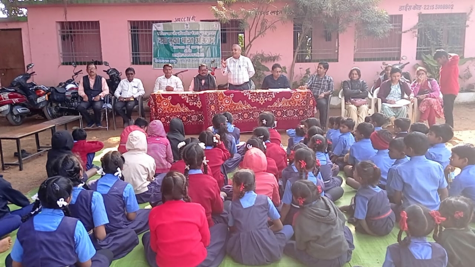 स्कूली बच्चों को नशे से दूर रहने जागरूक करते हुए। स्कूली बच्चों को नशे से दूर रहने जागरूक करते हुए।