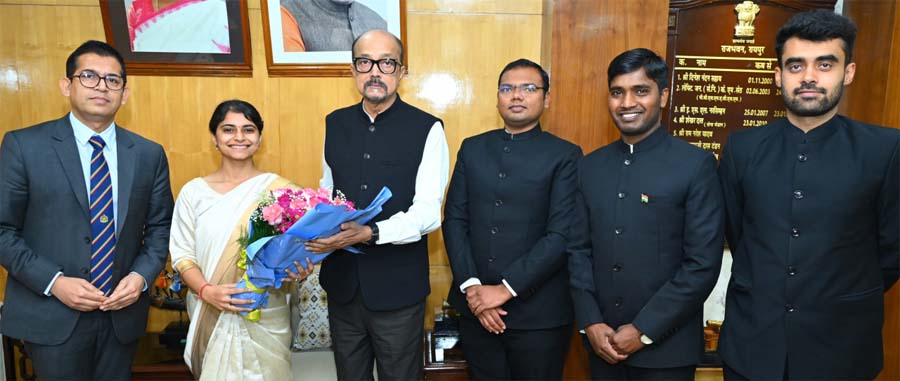 राज्यपाल रमेन डेका से परिवीक्षाधीन अधिकारियों ने सौजन्य भेंट की राज्यपाल रमेन डेका से परिवीक्षाधीन अधिकारियों ने सौजन्य भेंट की